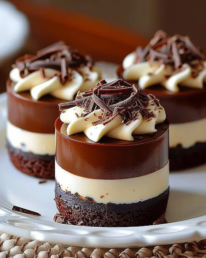 Delicious Chocolate Royale Mini Cakes | Gourmet chocolate desserts