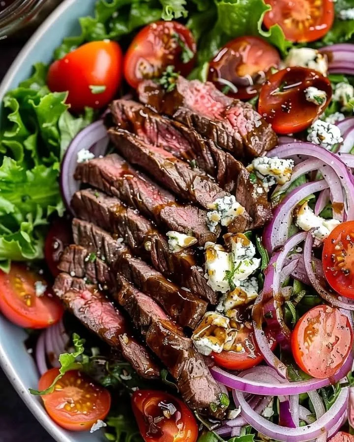 Sliced steak salad with Gorgonzola cheese and mixed greens
